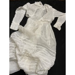 Robe en voile brodé