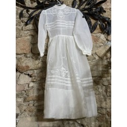 Robe en voile brodé